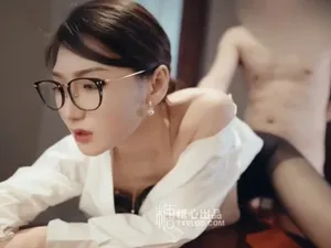 Vào phòng riêng được tiền bối nữ dâm dục bú củ khoải cho