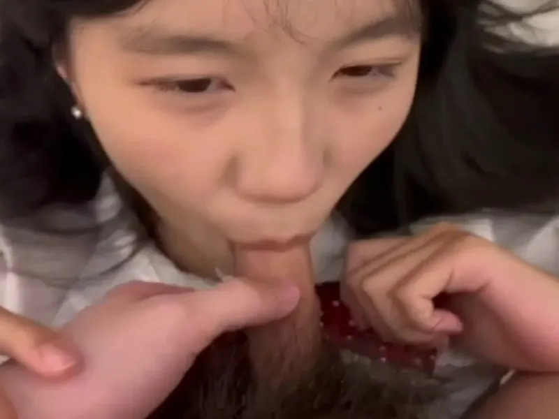 Em loli dễ thương mút chim biến em thành con đào dam dang p2